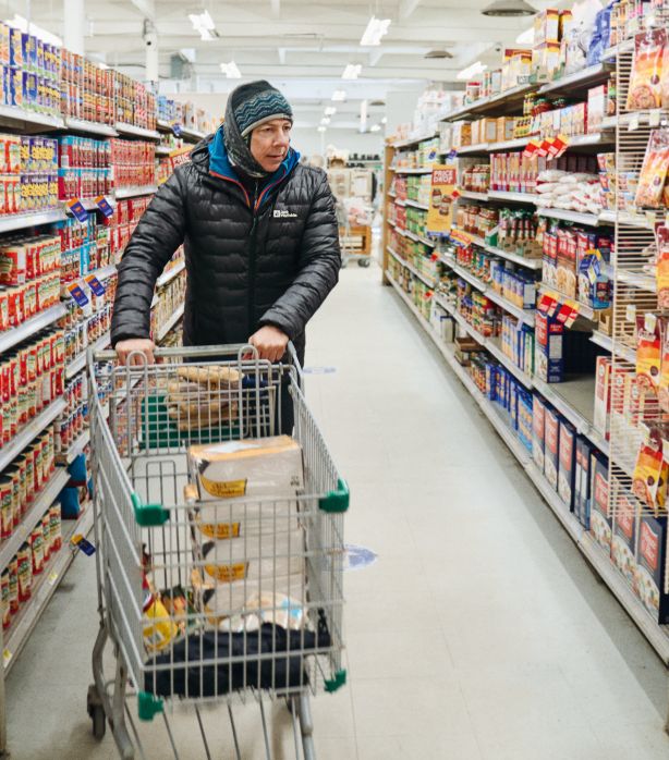 Eric con il carrello al supermercato