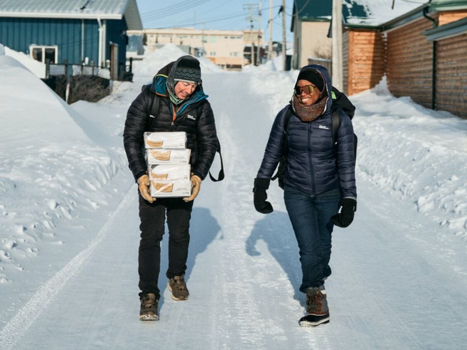 Eric Larson corre nella neve con la moglie