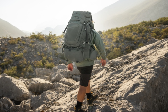 Vista posteriore di un escursionista con zaino da trekking