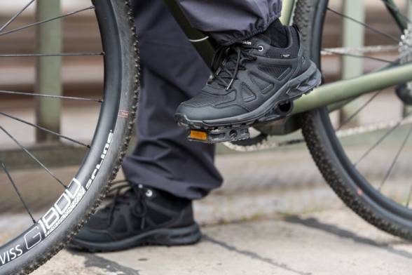 Primo piano di scarpe da ciclismo nere dal look sportivo