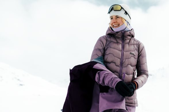 Donna in caldo abbigliamento da sci in un paesaggio innevato