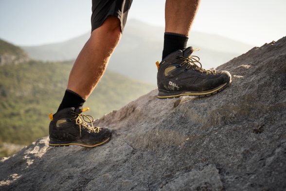 Vista posteriore di un escursionista con zaino da trekking