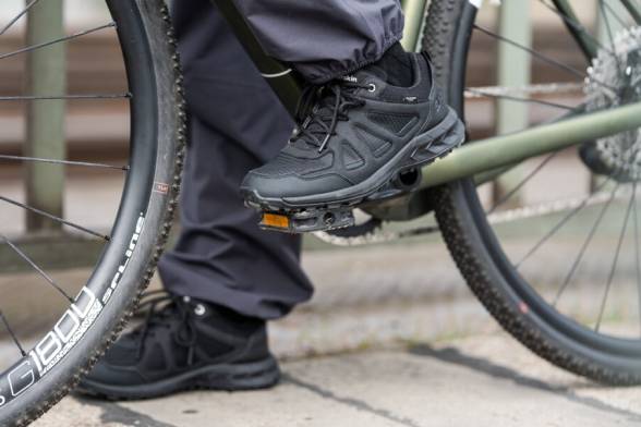 Primo piano di scarpe da ciclismo nere dal look sportivo